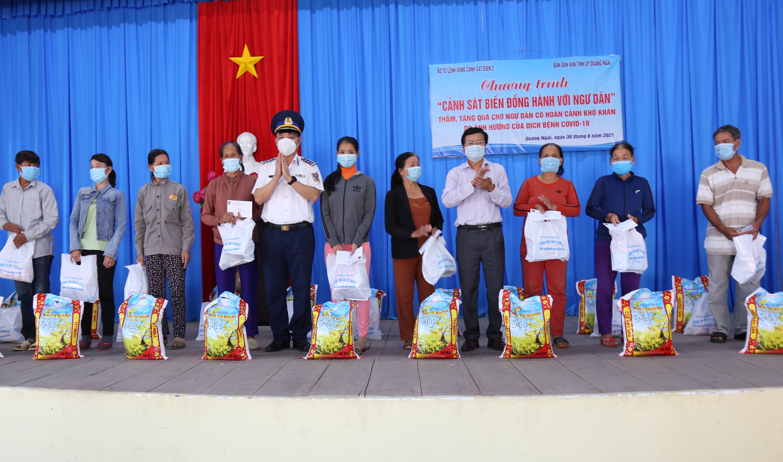 “Cảnh sát biển đồng hành với ngư dân” tại tỉnh Quảng Ngãi